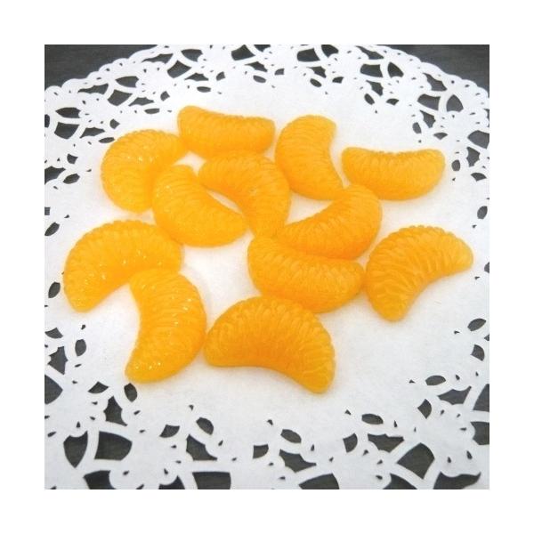 美味しそうな大きめみかんデコパーツ！27mm幅の大きめサイズのミカンパーツです。片面は置きやすいフラットデザイン。こちらの商品は品質は一定ではありません。汚れ・傷・バリ等がありますのでご了承下さい。１個あたり18円の10個セットです。素材・...