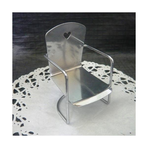 金属製のミニチュアチェアです。背もたれの部分にハートの型ぬきがされたデザインでシンプルながらもキュートな造り☆ミニチュアインテリアにはもちろん、お気に入りの人形・フィギュア・コンコンブルのマスコット等の指定席としてお使い頂けます。素材・成分...