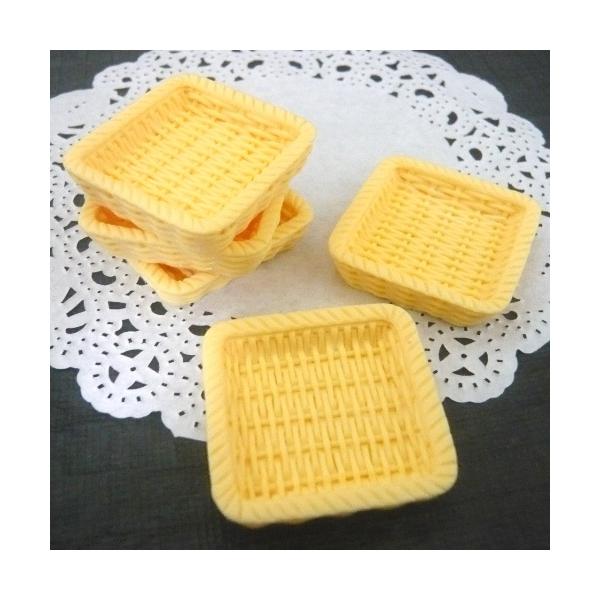 ミニチュアフードのディスプレイにぴったりな、ミニチュアの四角型バスケットです。34mm×34mm、１個あたり34円の6個セットです。樹脂製のしっかりとした作りです。（木製ではありません。弾力性はありません。耐久性重視の硬い素材となります。）...