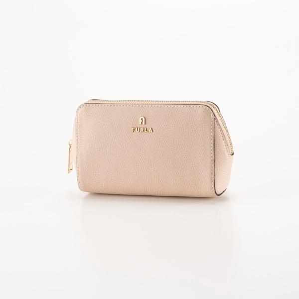 シンプルなデザインに煌めくアーチロゴが気品を放ちます。開口部が大きく開き、出し入れしやすいのも嬉しいポイント。適度なマチ幅と内ポケットを備えており、実用性にも優れています。デイリーにはもちろん、トラベルシーンでも活躍するおすすめのアイテムで...