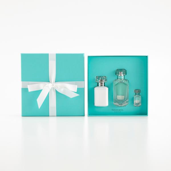 「TIFFANY」から、約15年ぶりとなる新フレグランス「ティファニー オードパルファム」が登場しました。こちらは、ブランドと縁の深いアイリスの花が主役の3点セットアイテムになります。弾けるようなフローラルムスクの香りを閉じ込めた、現代女性...