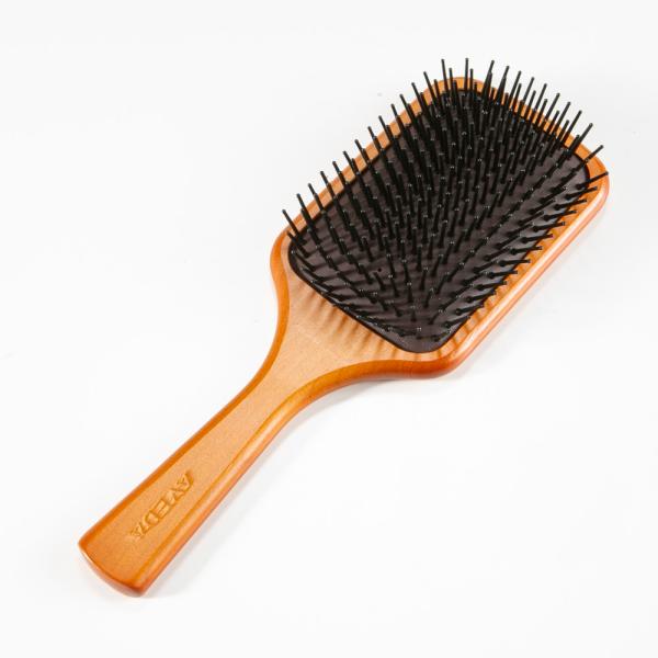 ブラシ部分が頭皮に刺激を与え、心地よいブラッシングを可能にするヘアブラシです。ブロードライやスタイリング時の髪や頭皮への負担を緩和するようデザインされており、空気穴がほどこしてあります。【アヴェダ/AVEDA】【カラーバリエーション】ノンカ...
