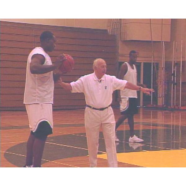 元プリンストン大コーチ、ピート・キャリル氏が開発したプリンストン・オフェンス。このオフェンスは、バックドアプレイを狙いながら、ボールに対して選手全員が連動して、規律と自由の融合で相手を翻弄し、得点を上げます。選手のサイズに関係なく、全てのチ...