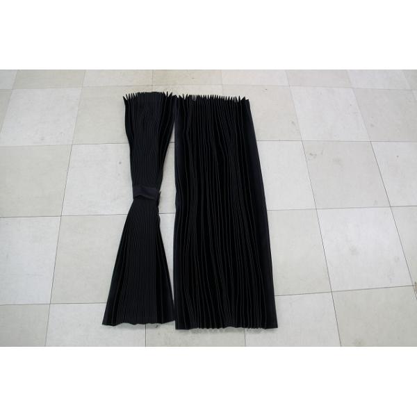 遮光率99.99％だから安心して仮眠できます。運転席と寝台の間仕切りカーテンです。サイズ：巾120ｘ丈125cm（2枚入り）材質：ポリエステル100％カラー：黒フック16個入り安心の日本製生地も丈夫で長持ちします。　　　　　　　　　　　　丸...