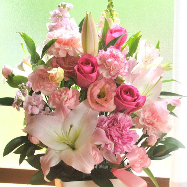 オリエンタルリリーを使ったフラワーアレンジメント誕生日、結婚記念日、開店祝い、歓送迎会、お見舞い、様々なシーンで使えるフラワーギフト。北海道・沖縄県・離島へのお届けは出来ません。商品サイズ・ユリアレンジ 幅30cm×高さ約40cm・延命剤「...