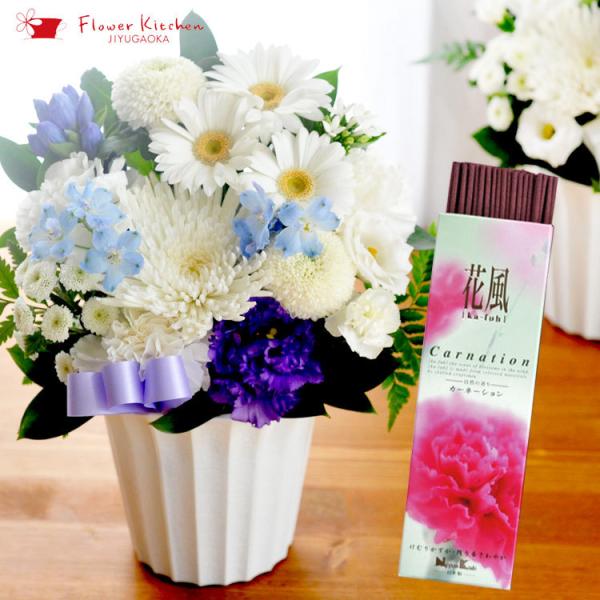 ◆商品サイズお供え花Sサイズ：幅 約25cm、高さ 約30cm（器を含む）◆線香メーカー：日本香堂香り：パウダリックフローラル成分：タブ粉、香料内容量：約54ｇ線香の長さ：約14センチパッケージサイズ→高さ15.5センチ、幅4.9センチ、奥...