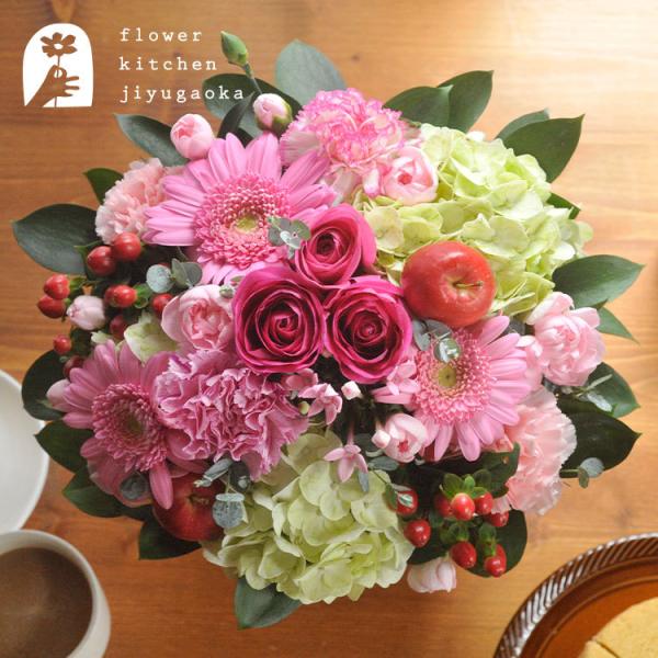 丸い形が誰にでも愛されるフラワーアレンジメントです。可愛らしいお花のプレゼントに思わず笑顔がこぼれそうなフラワーギフトです。商品サイズ　幅約35センチ×高さ約30センチ・延命剤「キープフラワー」1個・お花の取り扱い説明書※花材によってサイズ...