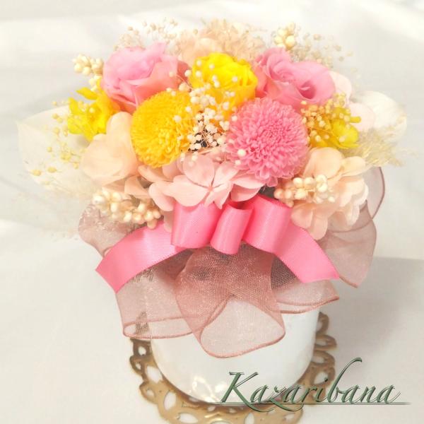 〇アレンジメント〇陶器にプリザーブドフラワー薔薇やポンポンマムを合わせ、ブーケ風に合わせておリボンふわふわアレンジに致しました。ラッピングしてお届けいたします。ケースをご購入の場合、お花コースターは外しケースにおリボンをお掛けしましてお届け...