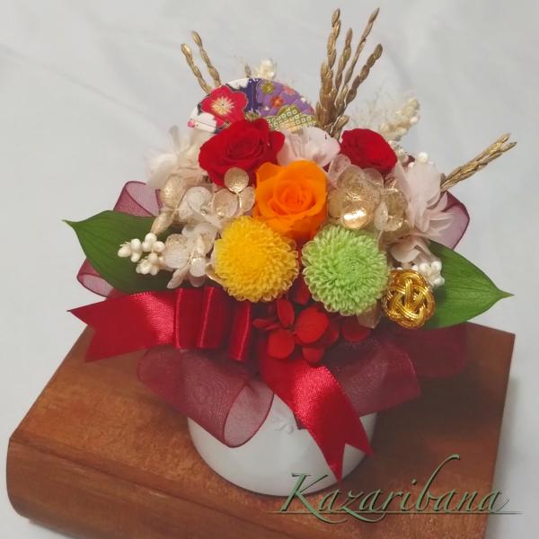 〇プリザーブドフラワー飾花のアレンジメント〇白い陶器にプリザーブドフラワーをお正月飾り用にアレンジ致しました。玄関飾り、カウンターまたテーブルに商品のサイズ　 高さ約16cm　よこ約14cm　奥行約12cm　プリザーブドフラワーは生花のよう...