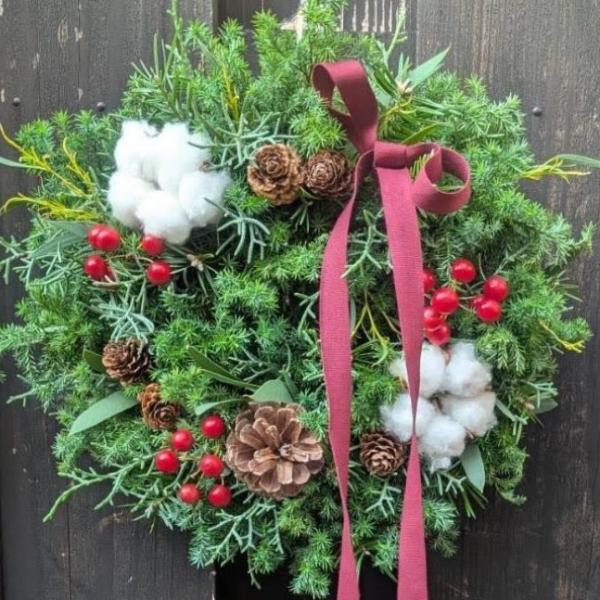 自然の美しさと季節感が溢れる、フレッシュコニファーを使用した贅沢なクリスマスリースです。深い緑のコニファーの葉が豊かに広がり、純白のコットンフラワーが雪のような清らかさを演出します。松ぼっくりの自然な風合いと、鮮やかな赤い実が温かみのあるア...