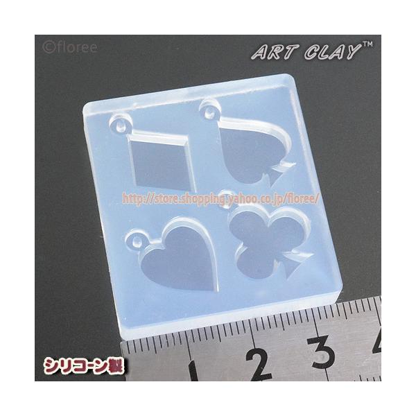 トランプモールドです！！＜使用できる素材＞　樹脂粘土・銀粘土・レジンアートクレイ、銀粘土用に考案された型です。樹脂粘土やレジンにも使用できます。パーツサイズ：ダイヤ18×12　ハート13×12　スペード14×11クローバー14×13ミリ（Φ...