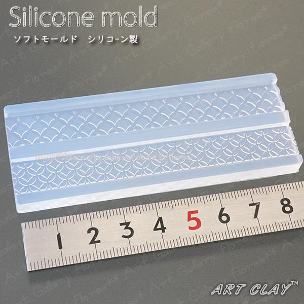 模様が転写できるリングモールドです！！＜使用できる素材＞　樹脂粘土・銀粘土アートクレイ、銀粘土用に考案された型です。樹脂粘土にも使用できます。サイズ：12ｍｍ×88ｍｍ　厚み2.3ｍｍ＊付属の説明書は銀粘土のものとなります。樹脂粘土用の説明...