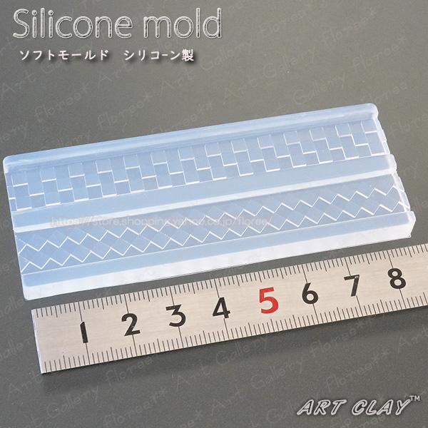 模様が転写できるリングモールドです！！＜使用できる素材＞　樹脂粘土・銀粘土アートクレイ、銀粘土用に考案された型です。樹脂粘土にも使用できます。サイズ：12ｍｍ×88ｍｍ　厚み2.3ｍｍ＊付属の説明書は銀粘土のものとなります。樹脂粘土用の説明...