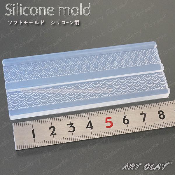 模様が転写できるリングモールドです！！＜使用できる素材＞　樹脂粘土・銀粘土アートクレイ、銀粘土用に考案された型です。樹脂粘土にも使用できます。サイズ：12ｍｍ×88ｍｍ　厚み2.3ｍｍ＊付属の説明書は銀粘土のものとなります。樹脂粘土用の説明...
