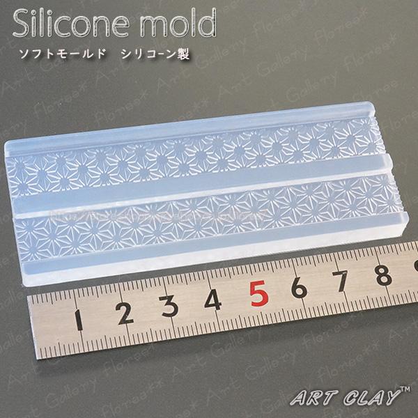 模様が転写できるリングモールドです！！＜使用できる素材＞　樹脂粘土・銀粘土アートクレイ、銀粘土用に考案された型です。樹脂粘土にも使用できます。サイズ：12ｍｍ×88ｍｍ　厚み2.3ｍｍ＊付属の説明書は銀粘土のものとなります。樹脂粘土用の説明...