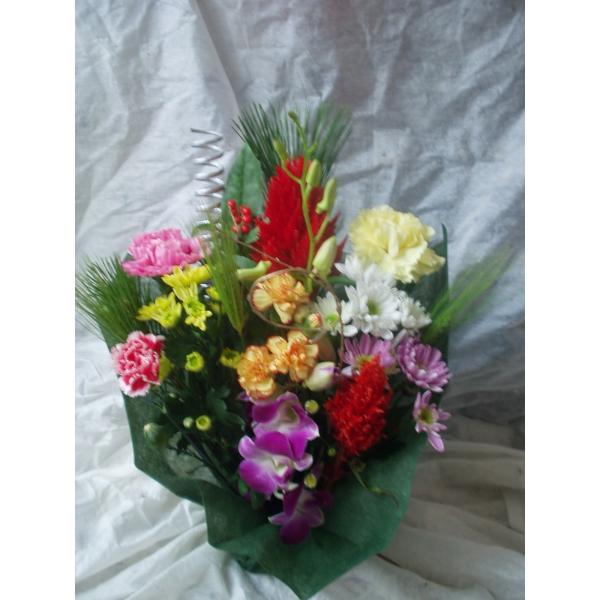新年のお部屋を彩る、正月用のフラワーアレンジメントです。花束への変更もできますので、花束をご希望のお客様は、お買い上げ手続き画面のご要望欄にその旨をご記載ください。ボリュームのあるお花をお望みでしたら、当店にお任せ下さい!　大きさは最大で高...