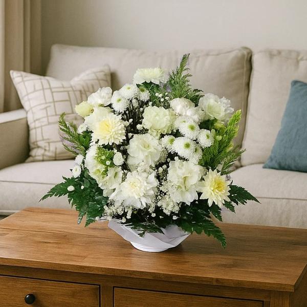 爽やかで上品な白×グリーンのお花をたっぷり使った、おまかせワンサイドアレンジ☆清潔感のある色合いとボリューム感が魅力です。誕生日や記念日、送別、お供えなど幅広いシーンにおすすめです。・サイズ：約 幅25cm × 高さ28cm・写真はイメージ...