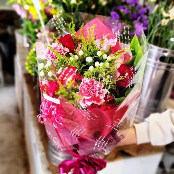 深みのある赤を基調にした、スタイリッシュな縦長ブーケです。情熱的で印象的な色合いに、すっきりとしたシルエットを合わせ、特別な想いが伝わる花束に仕上げました。記念日やプロポーズはもちろん、送別やお祝いなど、強く心に残したい贈り物にぴったり。品...