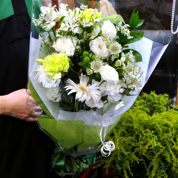 清楚で凛とした美しさが際立つ、白を基調にまとめた花束です。やさしく上品な印象で、気持ちを丁寧に伝えたいときにぴったり。シンプルながら存在感があり、心に残る贈りものになります。お祝い事はもちろん、お悔やみや送別、自宅に飾るお花としてもおすすめ...