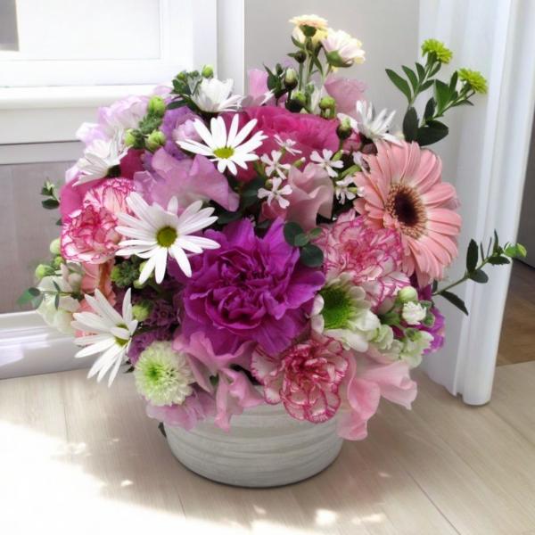 ふんわり可愛い、ピンク色のまんまるアレンジボリュームたっぷりで、テーブルに置くだけで華やかさアップ♪誕生日や記念日、送別、発表会など、特別な日のプレゼントにぴったりです☆・サイズ：約 幅16cm × 高さ16cm・写真はイメージです（季節に...