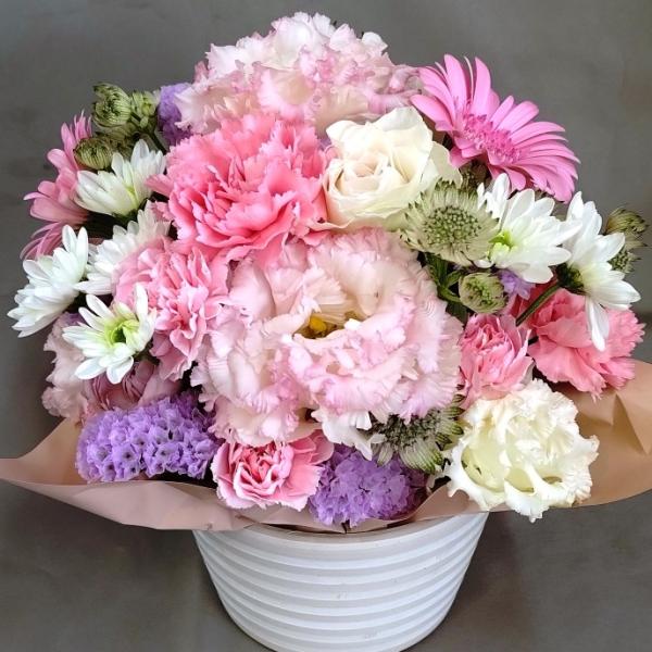 ★かわいいピンク系♪季節のお花たっぷりラウンドアレンジ（大サイズ）人気の季節のお花をぎゅっと詰め込んだ、ピンク系メインのボリュームたっぷりラウンドアレンジメントです。お誕生日や送別会、記念日など、いろんなシーンにぴったり♪お花は季節によって...