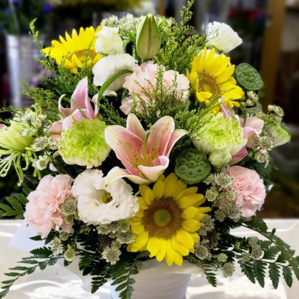 おしゃれな洋花、他季節のお花のアレンジメント。写真は参考です。花材は季節によって変わります。・サイズ：幅約30ｃｍ　高さ約40ｃｍ・納品書、領収証等金額のわかるものは同梱されておりません。・画像配信【レビューを書きます】を選択しないと画像は...