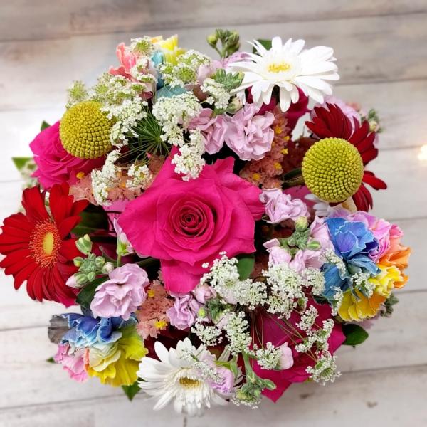 ★季節のお花たっぷり！ボリューム満点・おまかせラウンドアレンジ（大）●花屋さんおすすめの季節のお花をたっぷり詰め込んだ、まるっと可愛いラウンド型のアレンジメント。大きめサイズでしっかり華やか、ボリュームも◎■デザイナーにおまかせだから、届く...