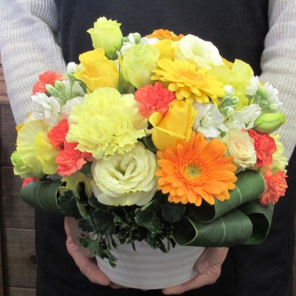 元気いっぱい！ビタミンカラーのおまかせアレンジ大きいサイズイエロー＆オレンジのお花をたっぷり使って、ふんわり明るい丸い形に仕上げましたテーブルやカウンターにちょこんと飾るだけで、お部屋の雰囲気がパッと華やかに♪見るだけで気分も明るくなる、そ...