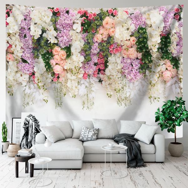 いっぱいの花々の絵柄のタペストリーです。花のある明るい雰囲気が出ます。横150cm、縦130cm。横長タイプです。リビングやキッチンなど家族が集まる部屋や寝室などの壁にぜひどうぞ。素材:ポリエステル掛けた瞬間一気に雰囲気が変わります。間仕切...