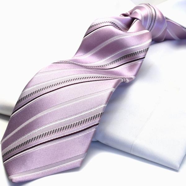 サイズ縦143〜146センチ×幅8センチ材　質シルク100％色ピンクベースにエンジ、ホワイトのストライプ柄商品説明写真と多少の色の異なりはご了承下さい。 ポイント利用