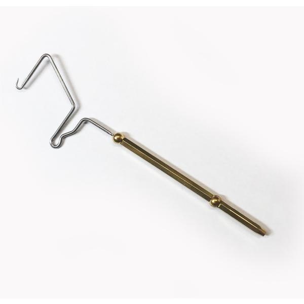 手に取っていただければ「ゆび馴染み」「スレッドの掛かり具合」の良さをすぐに感じていただけるウィップフィニッシャーです。毎日100個以上のフライを作る弊社タイヤーさん達に人気No.1。 ベンド位置や形状を細かにチューンし、タイイングの最後に気...