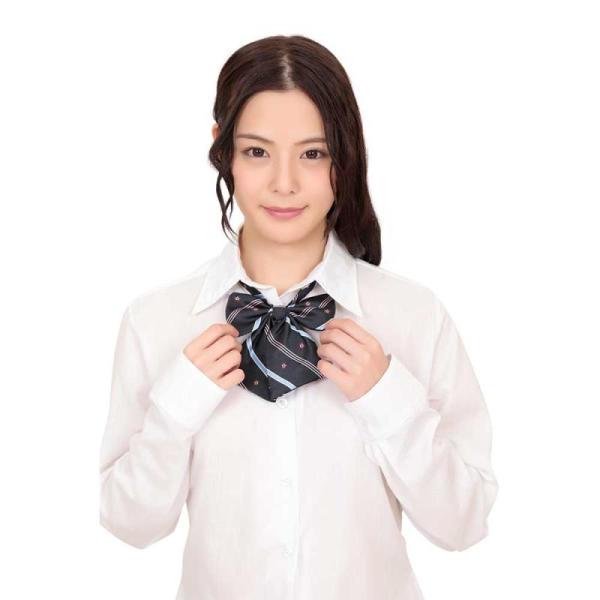 普段使いやコスプレなど、カジュアルにも卒業式などフォーマルにも様々なシーンで大活躍のスクールリボン!アジャスター付きだから簡単に長さ調整可能。素材:ポリエステルサイズ:リボン幅14cm、高さ14cm