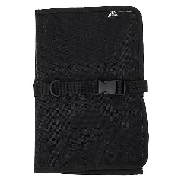 JFAオリジナルの審判グッズが登場。レフェリーアイテムを収納し、吊り下げも可能。【素材】本体：ナイロン【サイズ】閉じた状態：約W260×H170mm開いた状態：約W260×H510mm