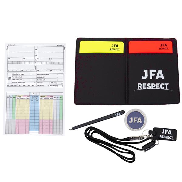 JFAオリジナルの審判グッズが登場。審判に必要なアイテム5点セット！【セット内容】・JFA レフェリーカードケース(カード付き) ・JFA マッチレコードシート(5枚入り) ・JFA レフェリートスコイン ブルー(ケース入り)・JFA ホイ...