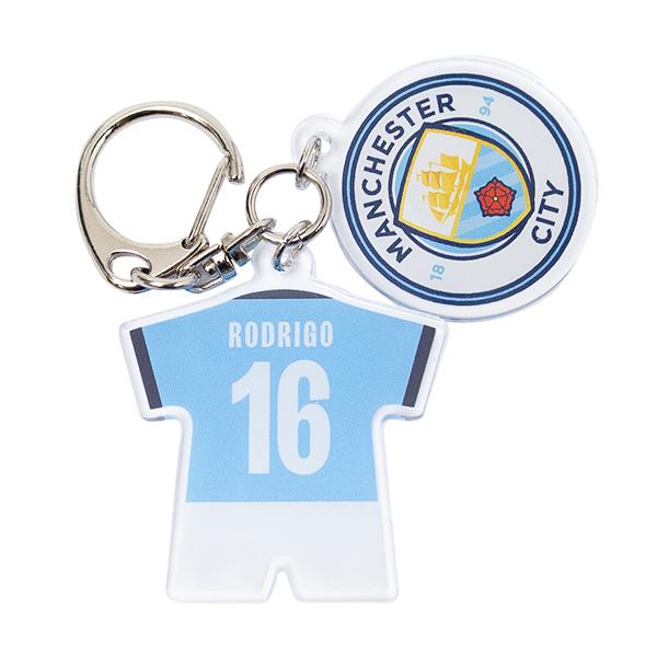 プレミアリーグ マンチェスターシティのクラブエンブレムと『#16 ロドリ』のネーム&amp;ナンバー付きユニフォーム型のアクリル2連チャーム。【素材】アクリル、金属【サイズ】ユニフォーム部：4×4cmエンブレム部：3×3cm