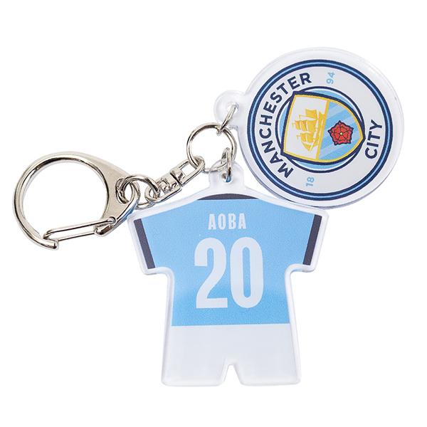 マンチェスターシティのクラブエンブレムと『#20 藤野あおば』のネーム&amp;ナンバー付きユニフォーム型のアクリル2連チャーム。【素材】アクリル、金属【サイズ】ユニフォーム部：4×4cmエンブレム部：3×3cm