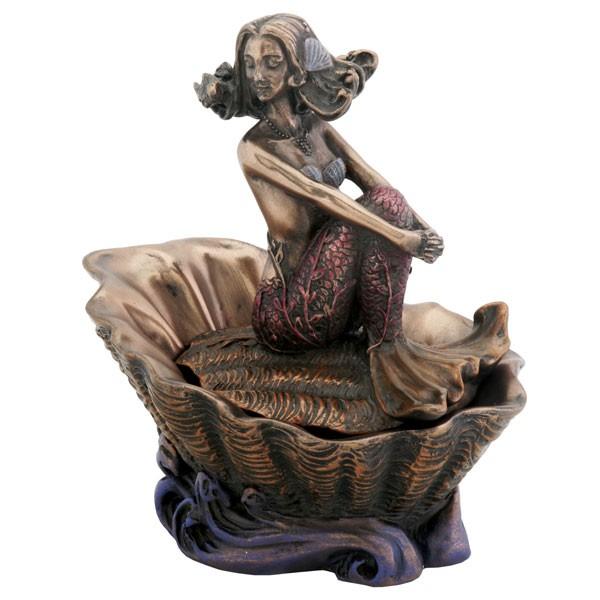 *メール便非対応です。サイズ(メーカー表記インチ換算です)高8.5cm x 幅7.5cm x 奥6.2cm貝殻の優雅に座った、美しいマーメイド　レイラの小物入れです。海を感じるレトロ風インテリア、癒しの小物入れとして飾ってみてください！像は...