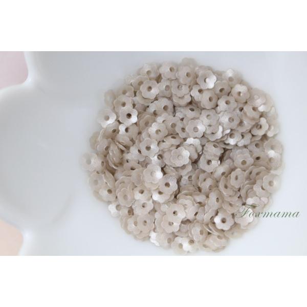 スパンコール 4mm 約680枚(約2.5g) 花カップ マット グレージュ (SFC04MGJSE00)