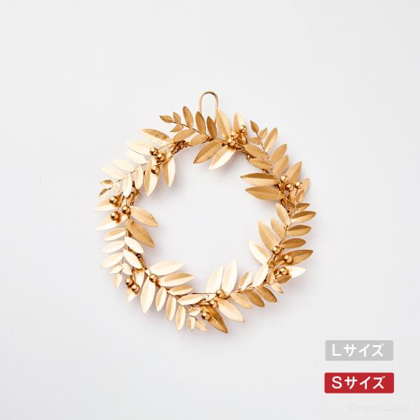 一つ一つ職人の手で作られたブリキ製のリース。葉っぱのモチーフをいくつも重ねた中に、さりげなく南天の実があしらわれています。ボリュームがあるので、これひとつを飾るだけでクリスマス感がアップ。【FrameCueの撮影小道具におすすめポイント】・...