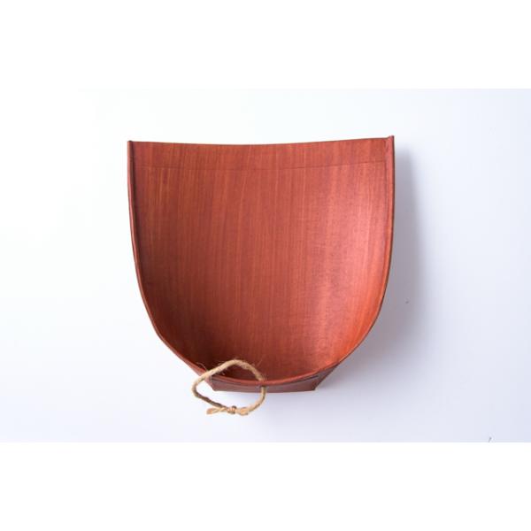 新潟県で作られているはりみです。素材は厚紙に柿渋に竹ひごになります。表面に塗ってある柿渋は昔から使われている天然塗料。静電気が起きにくく、床と箒の「摩擦」で運ばれたごみもはりみの表面にまとわりつきません。【サイズ】約20.5ｘ20ｃｍ　高さ...