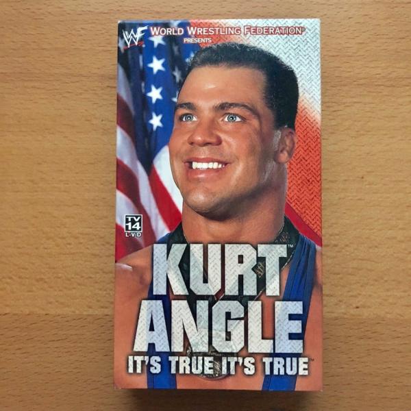 プロレス WWF VHSビデオ「KURT ANGLE It's True It's True」（収録時間 約45分） 2000年輸入版のため、日本語字幕、日本語解説書等は付いておりません。アメリカ版ですので、日本のVHS再生機でも再生できま...
