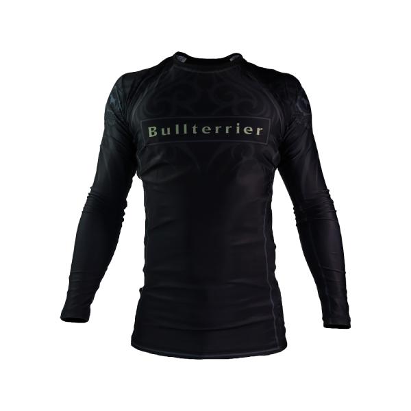 [Release date: October 26, 2025]BULL TERRIERのTribalシリーズのラッシュガード。赤道付近の太平洋諸島の部族の間で生まれた伝統的模様トライバルがモチーフになっています。人気の【無心】と同じ本職の...