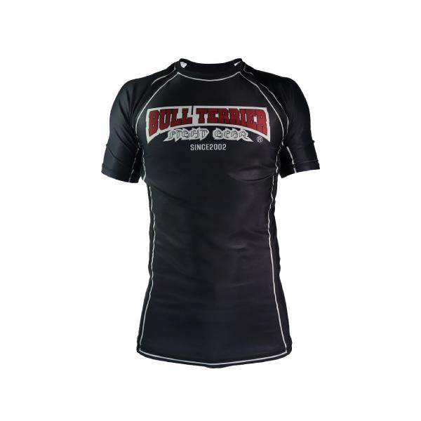 [Release date: October 13, 2025]格闘技ブランドブルテリアのラッシュガードClassic Logoモデル。ブルテリアブランド黎明期の2000年代のロゴが復活してラッシュガードとなって登場。伸縮性のあるポリエステ...