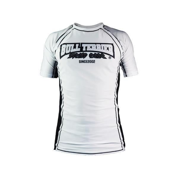 [Release date: October 13, 2025]格闘技ブランドブルテリアのラッシュガードClassic Logoモデル。ブルテリアブランド黎明期の2000年代のロゴが復活してラッシュガードとなって登場。伸縮性のあるポリエステ...