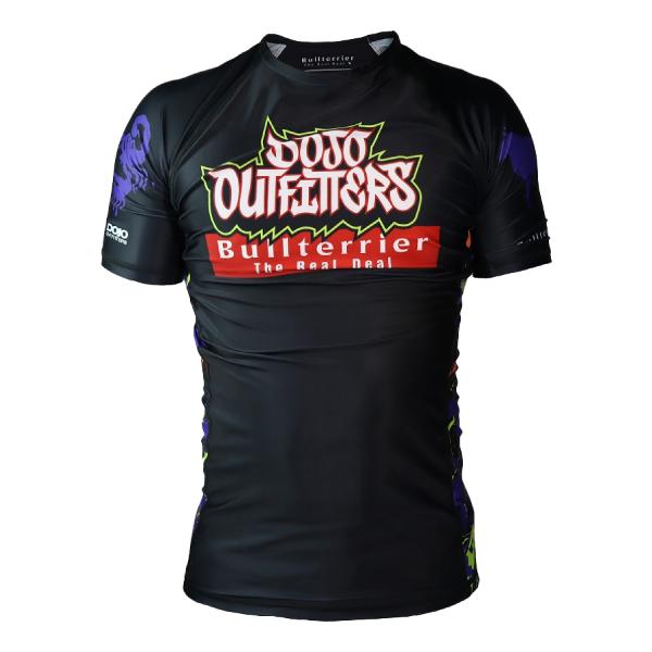 [Release date: December 13, 2024]アメリカ・オレゴン州ポートランド発の格闘技ブランドDojo Outfittersとブルテリアのコラボ限定モデルのラッシュガード。伸縮性のあるポリエステル素材に蒸れやすい脇下部...