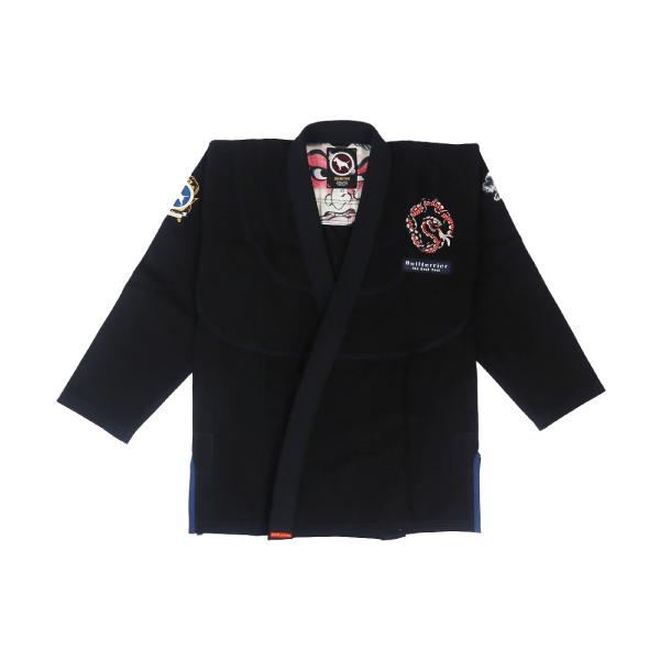 [Release date: September 16, 2025]自来也説話シリーズから自来也モデル、綱手姫モデルに続き、三すくみ最後の大蛇丸「Orochimaru」モデルの柔術衣。日本古来の江戸時代後期に生まれた読本自来也豪傑譚に出てく...