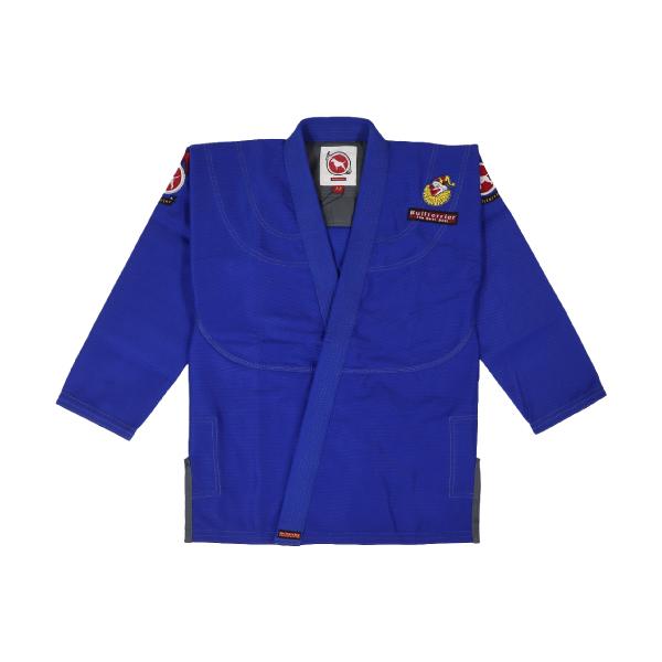 [Release date: October 27, 2025]ブルテリアの新シリーズ、トランプのジョーカーをモチーフにしたBULL TERRIERの柔術衣「Joker」の最新モデルが新ルール対応仕様になって登場。ジャケットに軽さと丈夫さを...