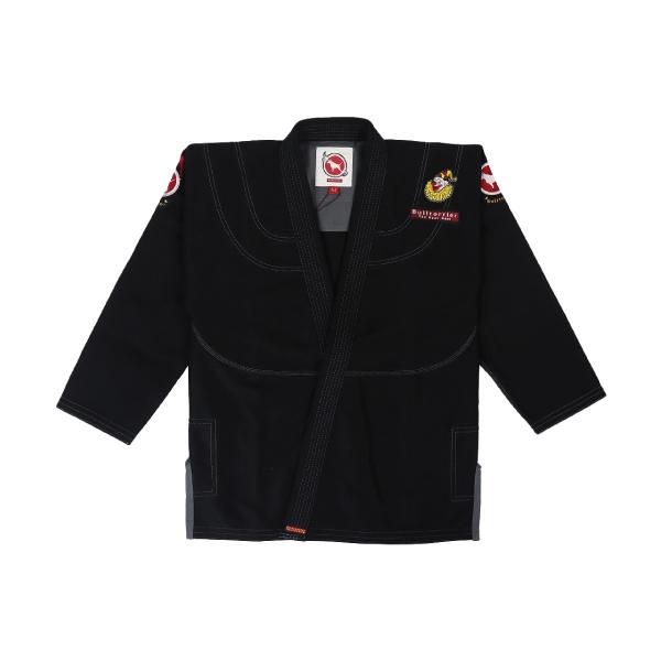 [Release date: October 27, 2025]ブルテリアの新シリーズ、トランプのジョーカーをモチーフにしたBULL TERRIERの柔術衣「Joker」の最新モデルが新ルール対応仕様になって登場。ジャケットに軽さと丈夫さを...