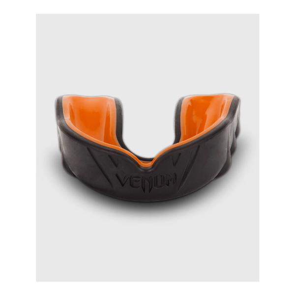 激しいトレーニング時には、高い保護機能が必要です。弊社の Venum Challenger マウスガードは、歯とぴったり噛み合い、顎にぴったり合うように新しく改良されたため、口腔と歯を健康に保つことができます。歯とぴったり噛み合い、顎にぴっ...