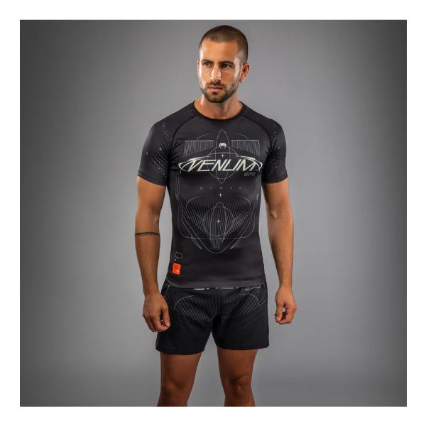 [Release date: September 23, 2025]Venum Eclipseは、技術とライフスタイルを融合させたコレクション。Venum Eclipseの半袖ラッシュガードは、グラップリング、BJJ、MMAに最適。擦り傷や...